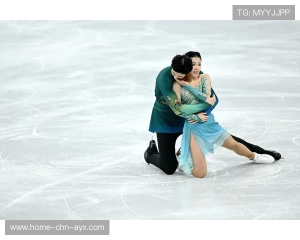 冰舞组合配合默契动作流畅丝滑 冰舞组合配合默契动作流畅丝滑